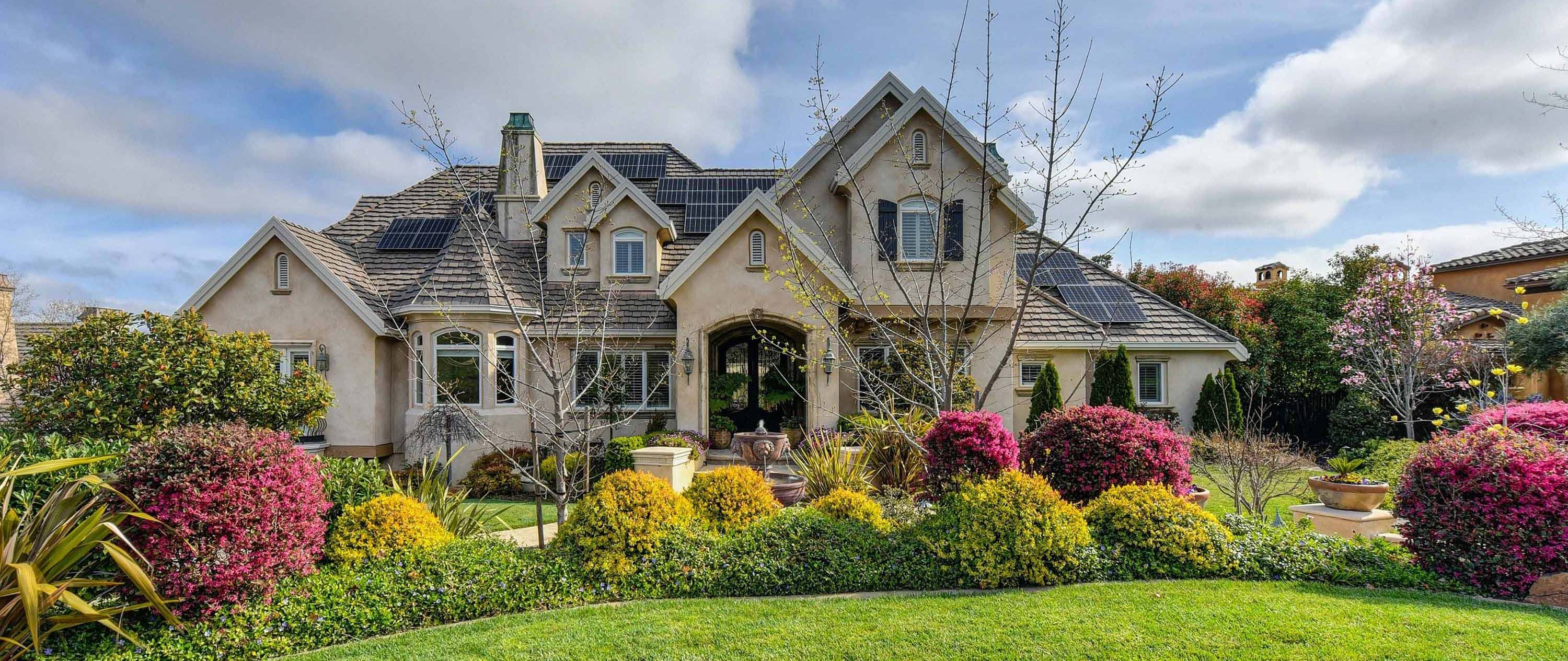 house in texas with beautiful front yard